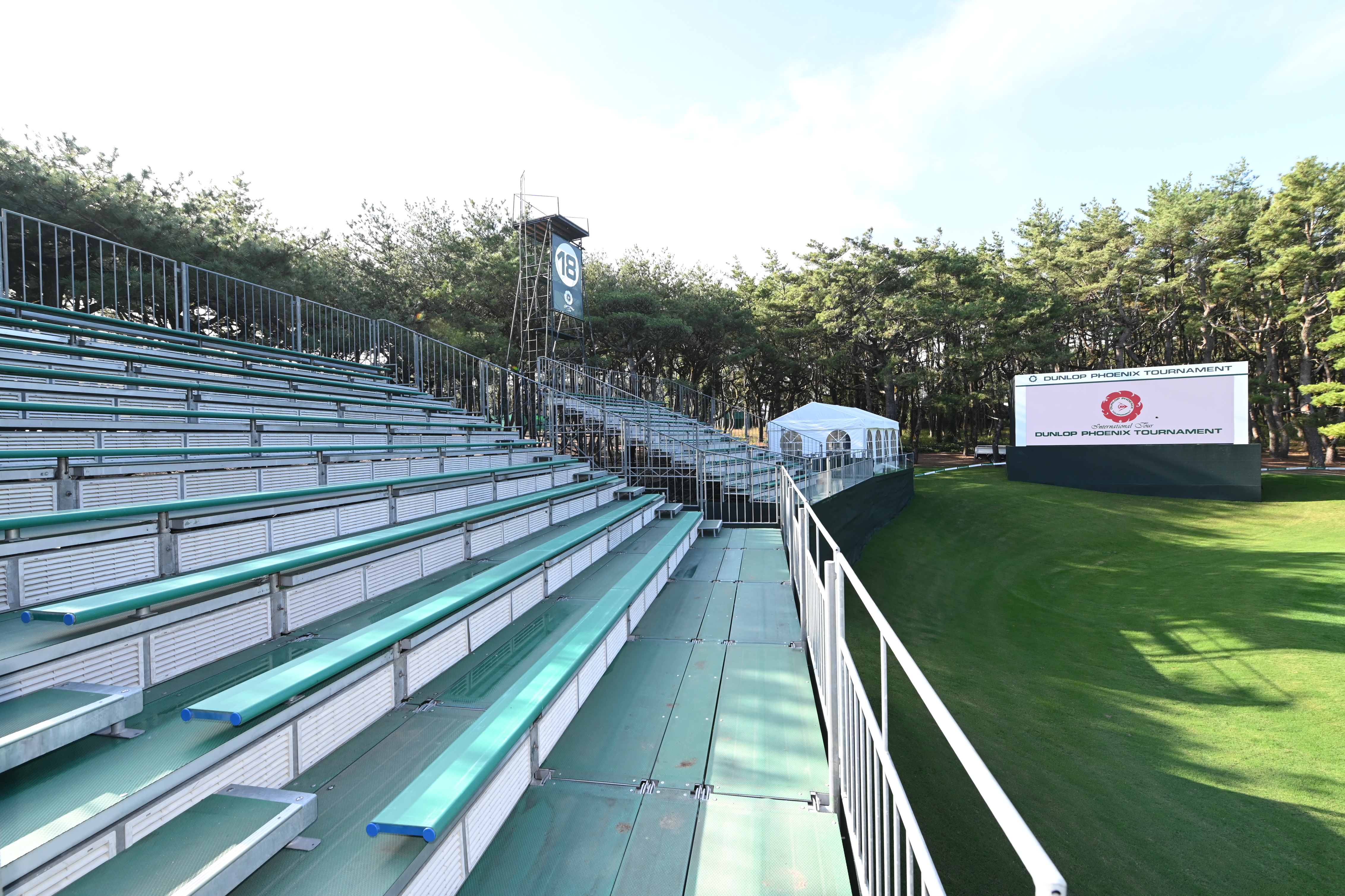 ダンロップフェニックストーナメントの仮設観戦スタンド
